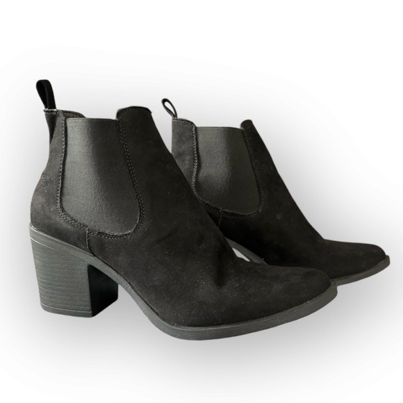 Tahari Shoes - Tahari Jenar Women’s Black faux Suede Ankle Booties Size 8.5